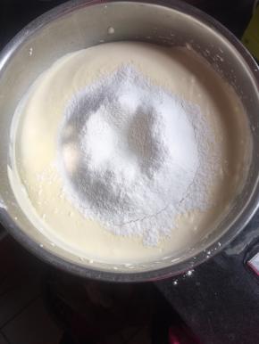 筛入面粉，切拌到无粉状态