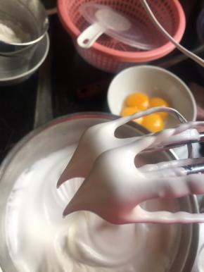 蛋白蛋黄分开放入无油无水的盆中，蛋白加几滴柠檬汁，分三次加糖，打发到硬性发泡，我打的可能还差一点，没耐心了