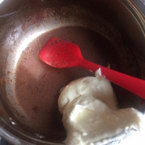 将一部分面糊放入巧克力液拌匀，不用担心销泡