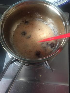 牛奶和色拉油混合均匀加热后将巧克力融化，冷却待用