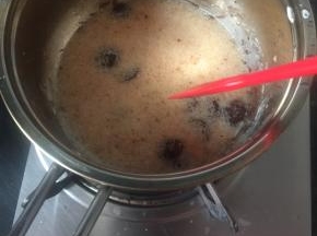 牛奶和色拉油混合均匀加热后将巧克力融化，冷却待用