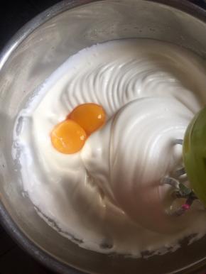 分开加入蛋黄继续打二分钟