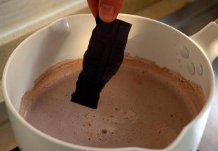 牛奶微微开时，加入黑巧克力，不停的搅拌至巧克力溶化