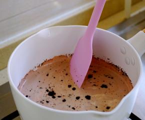 牛奶加入可可粉，小火加热，不停的搅拌至可可粉融入牛奶中。