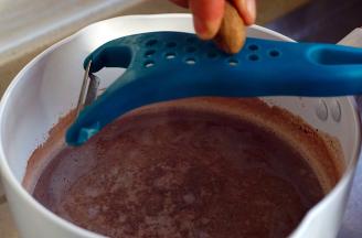 再磨入一些肉豆蔻粉末，搅拌均匀，小火煮沸。