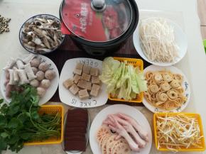 先来一张全家福。吃火锅就一点舒服，热气腾腾，想吃什么放什么。