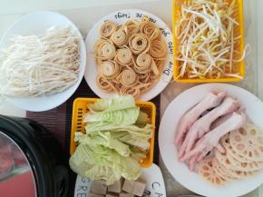 蔬菜洗净。切片的切片，切丝的切丝。白菜，藕切片。千张卷起来切丝。