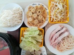 蔬菜洗净。切片的切片，切丝的切丝。白菜，藕切片。千张卷起来切丝。