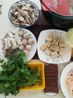 鸭血切片。冻豆腐切块。