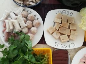 鸭血切片。冻豆腐切块。