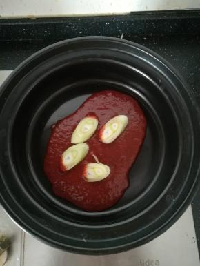 砂锅放油，加入火锅底料和大葱炒香。