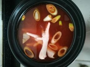 鸡爪想要好吃，软烂就要提前放。