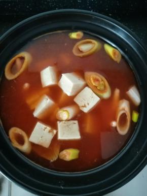 冻豆腐吸饱汤汁才好吃。也趁早放入。