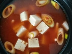 冻豆腐吸饱汤汁才好吃。也趁早放入。