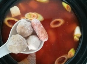 再加点肉丸子。