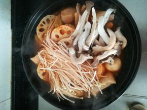 水开之后放菌类。关火。移到酒精炉上。