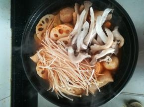 水开之后放菌类。关火。移到酒精炉上。