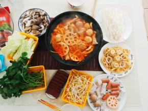 放上陶瓷煲。就可以开吃了。鸭血，蔬菜这种容易数的，随吃随涮。