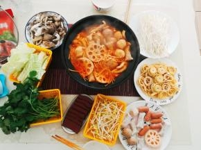 放上陶瓷煲。就可以开吃了。鸭血，蔬菜这种容易数的，随吃随涮。