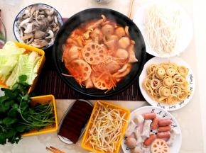 在家吃火锅，家里有什么都能拿来涮。冬天热气腾腾的火锅吃起来，整个房间都是暖洋洋的。