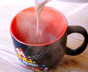 倒入杯中，温度降至约五十度。