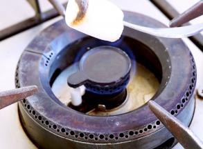 这时，用叉子在火上将棉花糖的边缘烤出一圈焦焦的色泽。