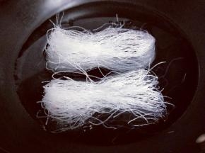 煮龙口粉丝，不用泡，冷水入锅，烧开1-2分钟即可，煮粉丝途中用筷子搅拌。