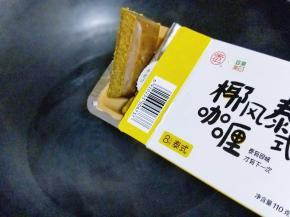 锅中加入1碗清水，加入咖喱块。