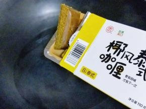 锅中加入1碗清水，加入咖喱块。