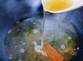 咖喱汤的锅中再加入2碗煮牛肉的高汤，大火烧开转中小火，使咖喱块融化，再煮2分钟即可。