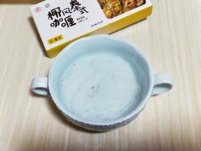 煮熟的粉丝用凉百开水泡2分钟，捞出放入汤碗中。