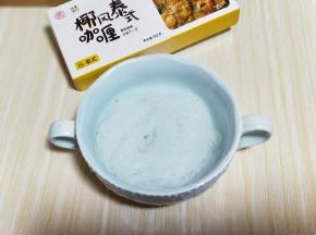 煮熟的粉丝用凉百开水泡2分钟，捞出放入汤碗中。