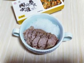 再把切好的牛肉片放入汤碗中。
