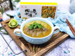 放上洗干净并切好的香菜装饰。