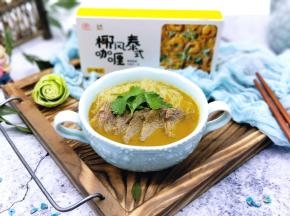 放上洗干净并切好的香菜装饰。