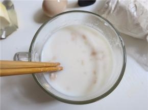 温牛奶中，加入酵母和少许糖（主料里的糖），温暖处静置5分钟