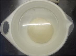 放入容器温暖处发酵1小时左右