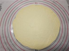 将面团擀开至直径26cm的圆