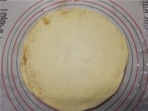 之后重叠，最后一份上面不涂抹，全部摞好之后，再用擀面杖擀擀，这样可以擀出里面的空气，使之更加贴服