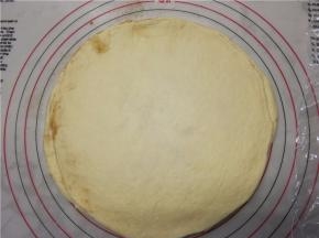 之后重叠，最后一份上面不涂抹，全部摞好之后，再用擀面杖擀擀，这样可以擀出里面的空气，使之更加贴服