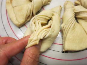 将三角的尾部两边捏合在一起