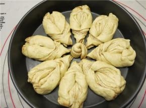 将做好的小三角依次放到圆盘中，中间把小面团卷放在中间