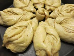 盖保鲜膜温暖处二次发酵15分钟左右 （为保持形状，缩短发酵时间）