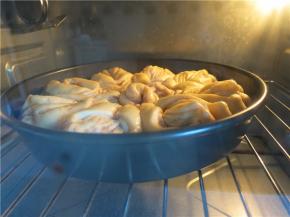 刷蛋液，烤箱预热180度，烤20分钟