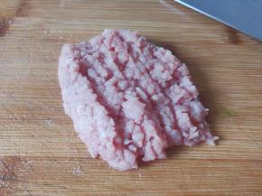 瘦肉剁成肉沫。