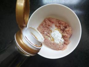 肉沫加2克盐、2克胡椒粉、3克生粉、2勺料酒和一勺生抽腌制10分钟备用。