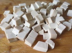 白豆腐改刀切小块。