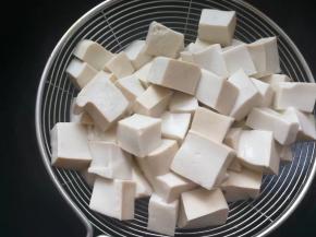 焯水后的白豆腐捞出沥干水。