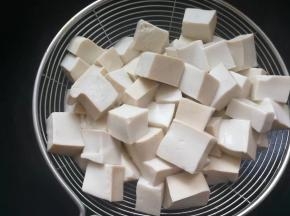 焯水后的白豆腐捞出沥干水。