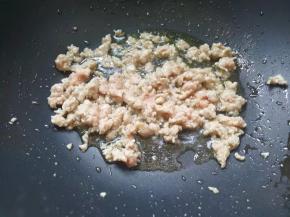 锅里热油，下大蒜小火爆香，再继续加入肉沫中火翻炒。